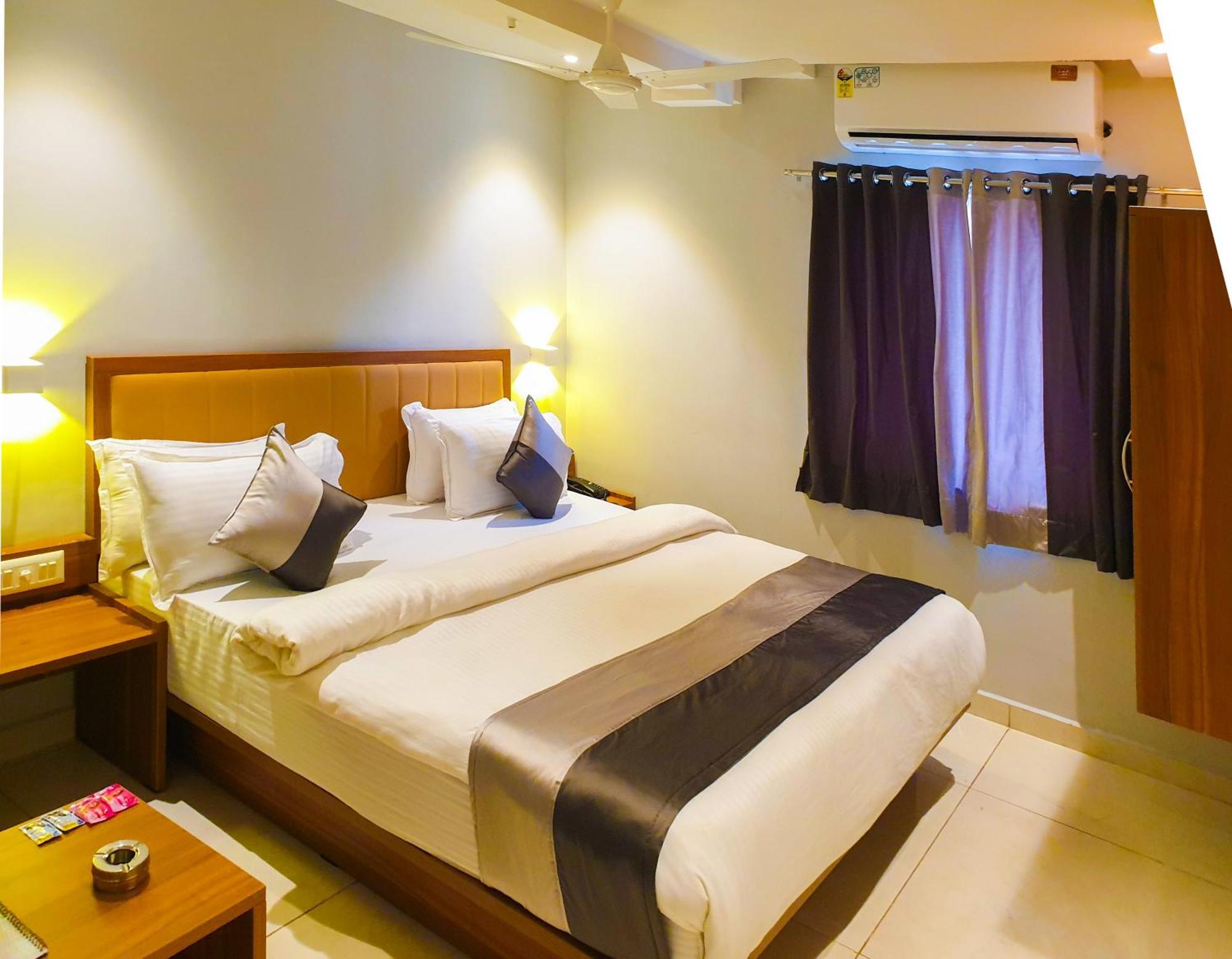 Hotel Nova Star Rajkot Bagian luar foto