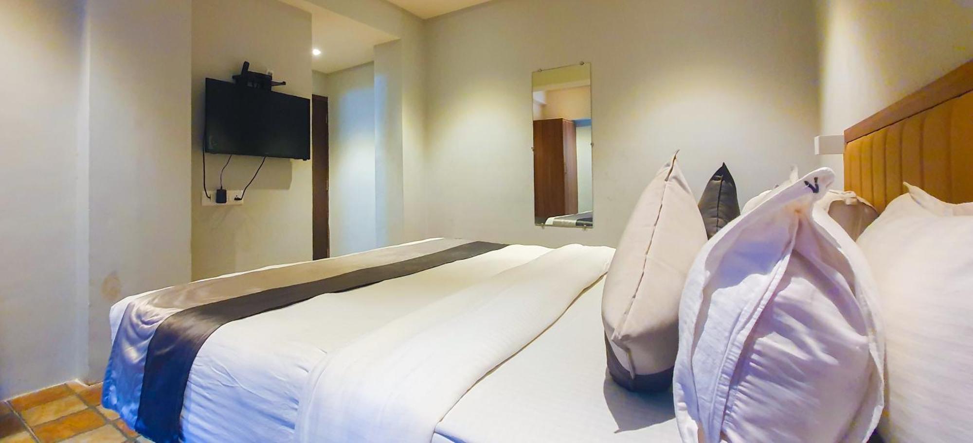 Hotel Nova Star Rajkot Bagian luar foto
