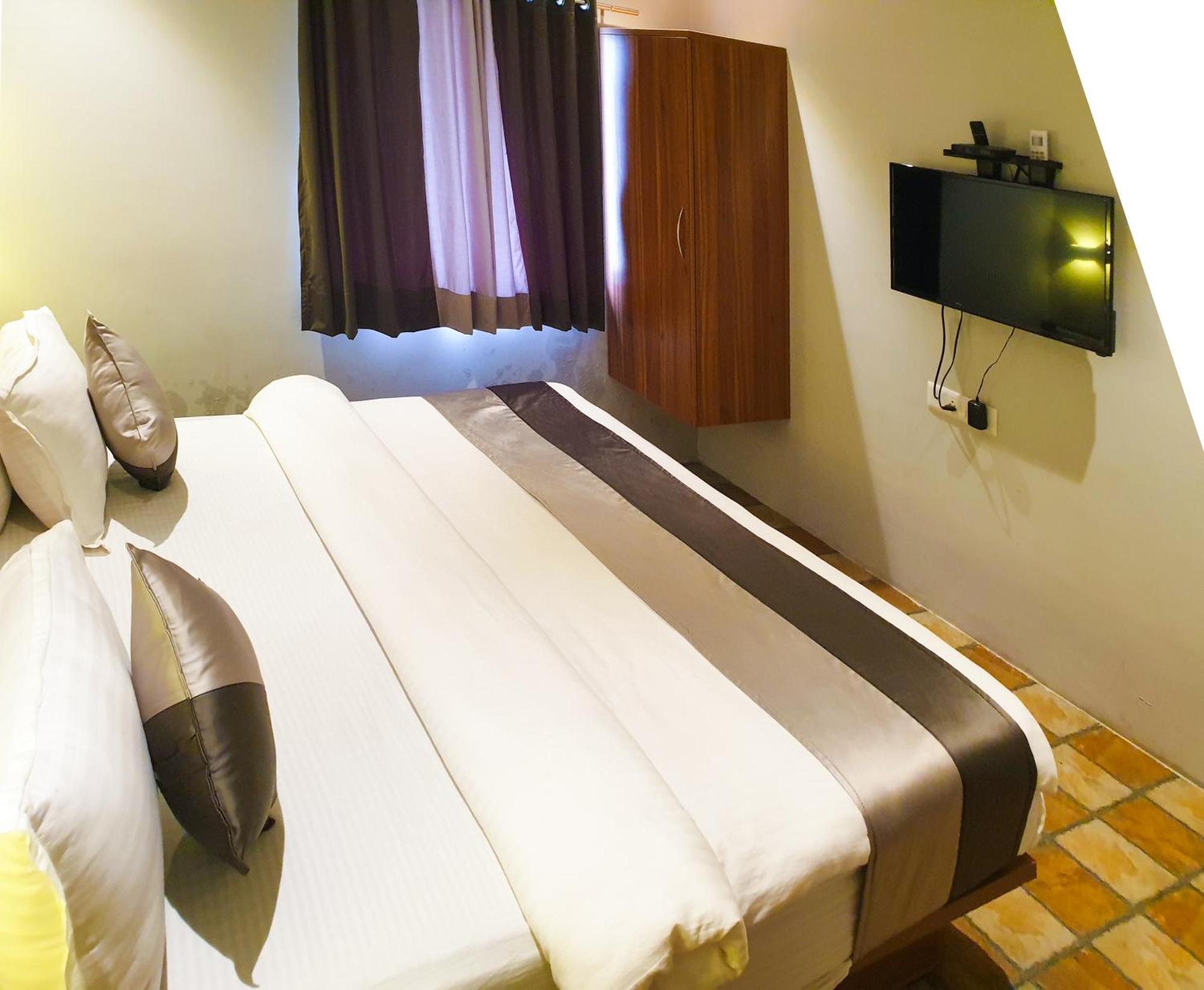 Hotel Nova Star Rajkot Bagian luar foto