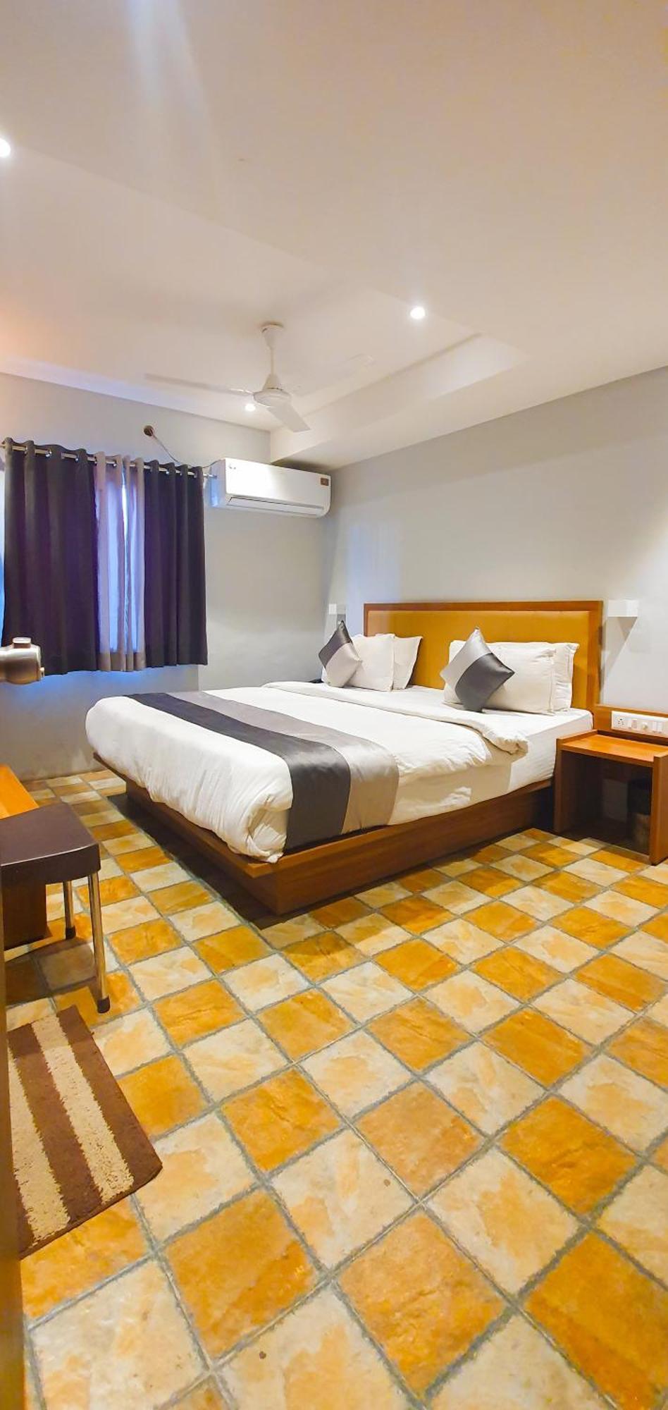 Hotel Nova Star Rajkot Bagian luar foto
